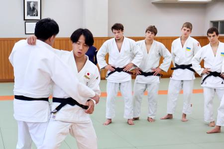 ウクライナのジュニア選手らを指導する柔道男子の武岡毅(手前)=10日、講道館