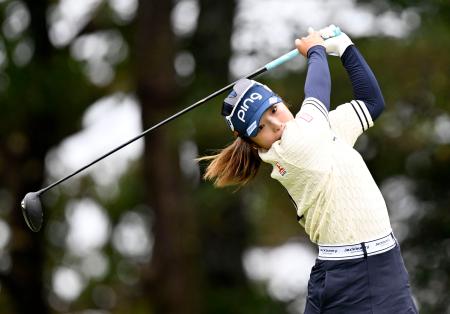 第1日、7アンダーで首位の佐久間朱莉=東名CC