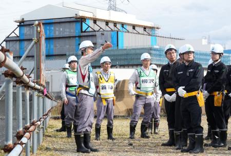 電源開発大間原発を現地調査する原子力規制委の杉山智之委員（右から２人目）ら＝１０日午後、青森県大間町