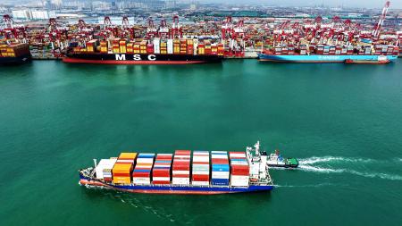 中国山東省の青島港に入港するコンテナ船＝９日（共同）