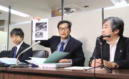 「三鷹事件」の第3次再審請求審を巡り、記者会見する野嶋真人弁護士(中央)ら=10日午前、東京・霞が関の司法記者クラブ