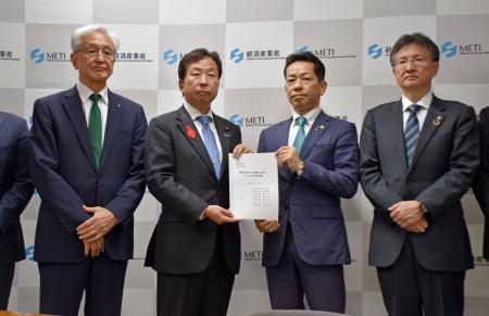 経産省の大串正樹副大臣（中央左）に要望書を手渡す新潟県小千谷市の宮崎悦男市長（同右）ら＝１０日午後、経産省