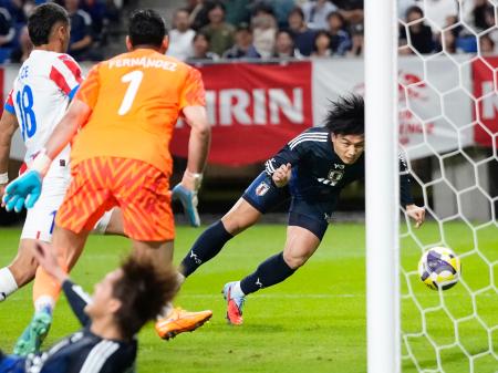　日本―パラグアイ　試合終了間際、ヘディングで同点ゴールを決める上田＝パナソニックスタジアム吹田