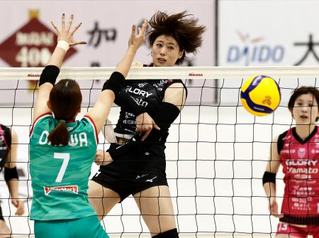 　大阪Ｍ―姫路　第２セット、スパイクを決める姫路・佐々木＝おおきにアリーナ舞洲