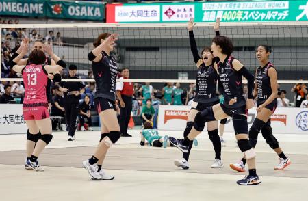 　大阪Ｍとの開幕戦に勝利し、喜ぶ姫路の選手たち＝おおきにアリーナ舞洲