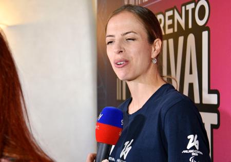 イタリア・トレントで取材に応じるカロリナ・コストナーさん=10日(共同)