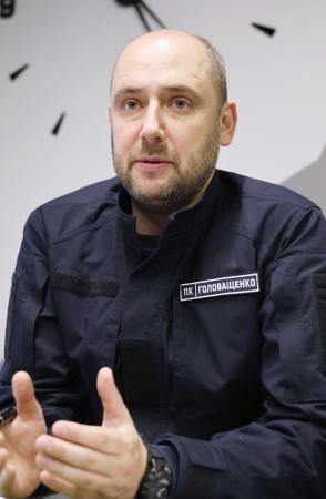 インタビューに答えるウクライナ鉄道の旅客責任者、オレフ・ホロワシチェンコ氏=キーウ(共同)