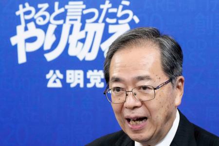 自民党の高市総裁との会談後、記者会見する公明党の斉藤代表＝１０日午後、国会