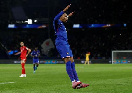 Ｗ杯欧州予選のアゼルバイジャン戦で先制ゴールを決め、喜ぶフランスのキリアン・エムバペ＝１０日、パリ（ロイター＝共同）
