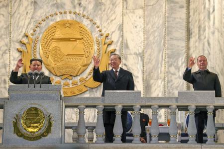 朝鮮労働党創建80年の軍事パレードに臨む(左から)北朝鮮の金正恩朝鮮労働党総書記、ベトナムの最高指導者トー・ラム共産党書記長、ロシア与党「統一ロシア」のメドベージェフ党首=10日、平壌の金日成広場(タス=共同)