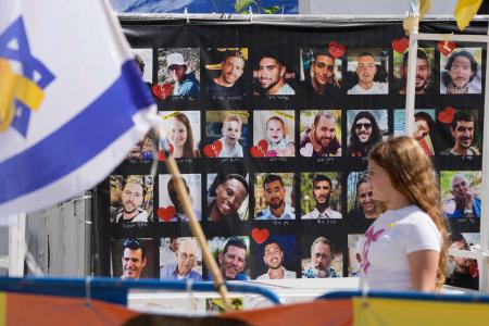 イスラエル中部テルアビブの広場に掲示された人質の写真=10日(共同)