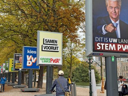 　ウィルダース党首がポーズを取る自由党（右端）など、オランダ総選挙に向けて街中に掲げられた各党のポスター＝１０日、オランダ西部ハーグ（共同）