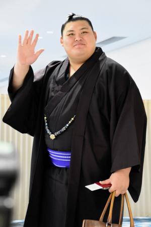 大相撲ロンドン公演に向けて出発する横綱大の里＝１１日、羽田空港