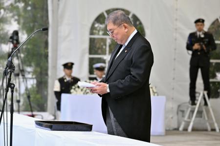 自衛隊殉職隊員追悼式で追悼の辞を述べる石破首相＝１１日午前、防衛省（代表撮影）