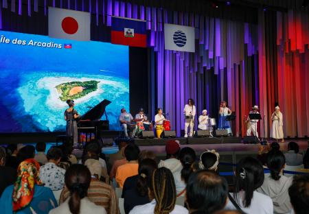 ナショナルデーの最終回となったハイチの式典で披露されたパフォーマンス=11日午後、大阪市此花区の夢洲