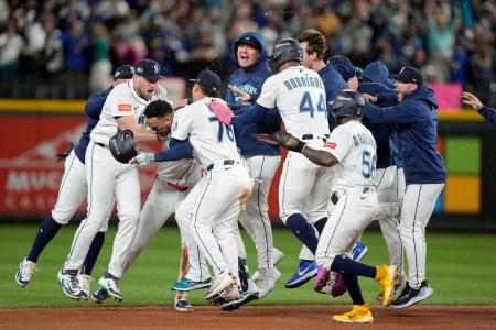 　タイガースにサヨナラ勝ちしてリーグ優勝決定シリーズ進出を決め、喜ぶマリナーズの選手たち＝シアトル（イマジンイメージズ・ロイター＝共同）