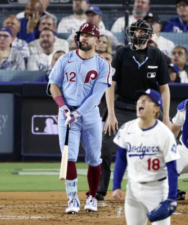 ドジャース戦の4回、先発山本から本塁打を放つフィリーズのシュワバー=ロサンゼルス(共同)