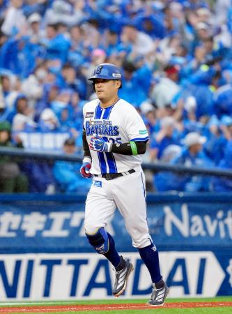 　６回、この試合２本目の本塁打を放ったＤｅＮＡ・筒香＝横浜