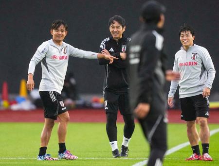 ブラジル戦に向け、調整する久保(左端)ら=千葉市内