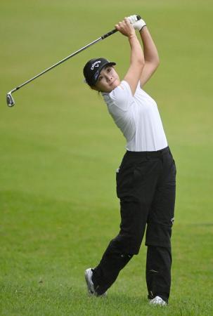 第2日、通算10アンダーで首位の河本結=東名CC