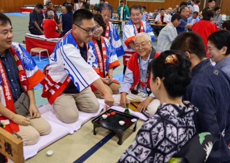 高知市で開かれた伝統的なお座敷遊び「はし拳」の大会＝１１日午後