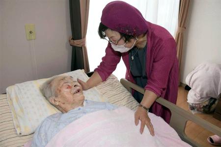 　原口アヤ子さん（左）と面会する鴨志田祐美弁護士＝１１日午前、鹿児島県内（代表撮影）