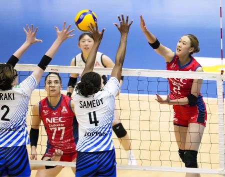 NEC川崎―SAGA久光 第3セット、スパイクを放つNEC川崎・佐藤(右端)=東急ドレッセとどろきアリーナ