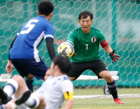 親善試合でプレーする「デフリンピック」サッカー男子日本代表のGK松元=東京都品川区