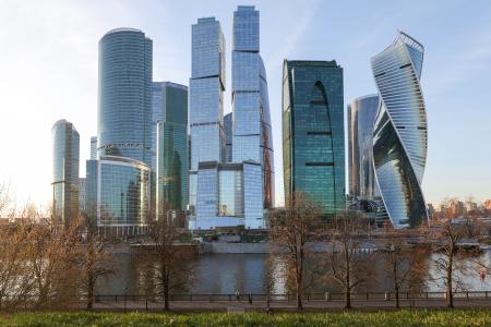 モスクワの高層ビル群「モスクワ・シティ」=4月(タス=共同)