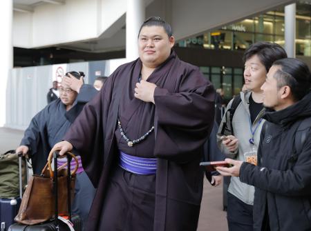 大相撲のロンドン公演のため、英ヒースロー空港に到着した横綱大の里=11日、ロンドン(共同)