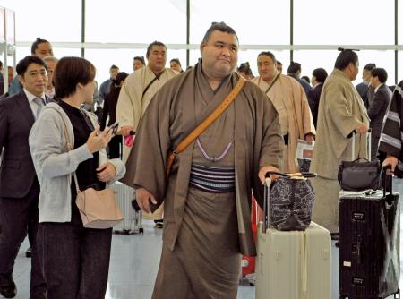 　大相撲のロンドン公演へ出発する小結高安（手前）ら＝１２日、羽田空港