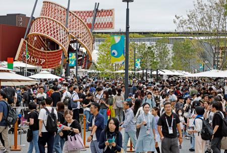 　閉幕を控え大勢の来場者でにぎわう大阪・関西万博の会場＝１２日午前、大阪市此花区の夢洲