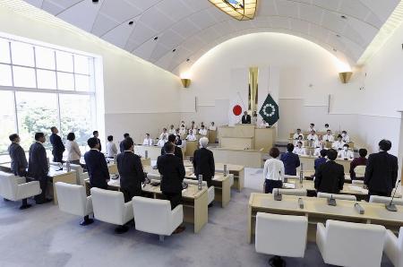 静岡県伊東市の田久保真紀市長に対する不信任決議を全会一致で可決した市議会＝９月１日