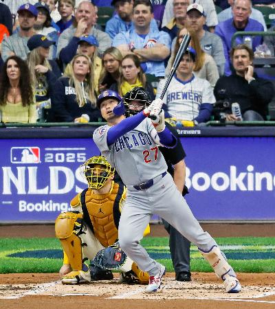 　ブルワーズ戦の２回、同点ソロを放つカブス・鈴木＝ミルウォーキー（共同）