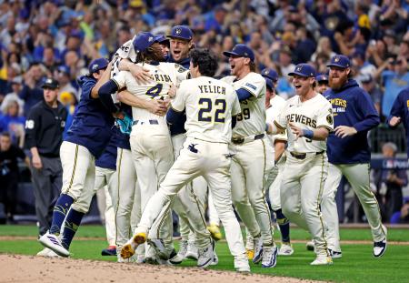 　カブスを破りリーグ優勝決定シリーズ進出を決め、喜ぶブルワーズの選手たち＝ミルウォーキー（共同）