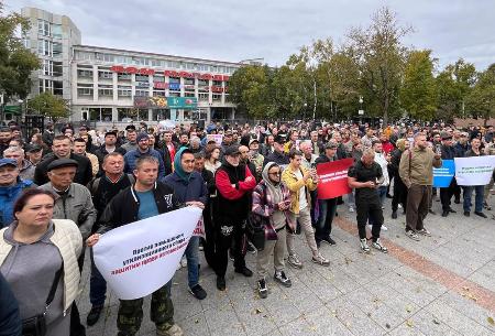 11日、ロシア極東ウラジオストクで開かれた、廃物利用税引き上げに反対する集会(共同)
