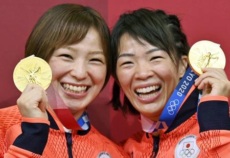 2021年8月、東京五輪のレスリング女子で、姉妹で金メダルを獲得し笑顔の金城(旧姓川井)梨紗子(右)と妹の恒村友香子=幕張メッセ