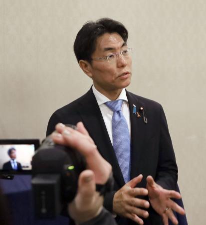 記者団の取材に応じる石橋林太郎衆院議員＝１２日午後、広島市中区