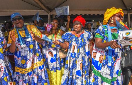 　カメルーン中部モナテレで開かれた集会で、ビヤ大統領を応援する人々＝１１日（中野智明氏撮影・共同）