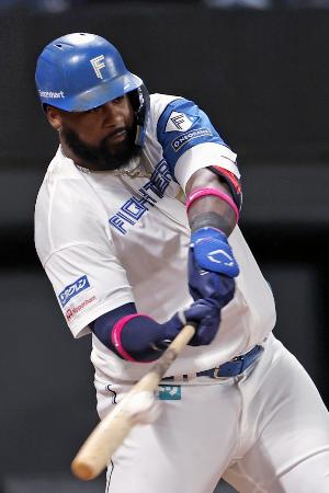 ８回日本ハム２死一、二塁、レイエスが右越えに逆転の２点打を放つ＝エスコンフィールド