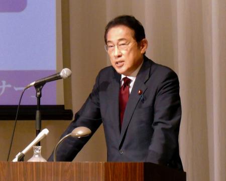 広島市で講演する岸田前首相＝１２日正午ごろ