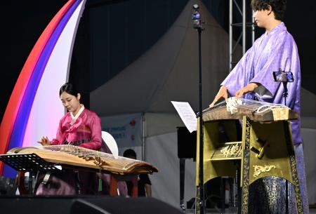 １２日、ソウルで開かれた「日韓交流おまつり２０２５」で、日本の琴と朝鮮伝統楽器の協奏を披露する演者ら＝１２日（共同）