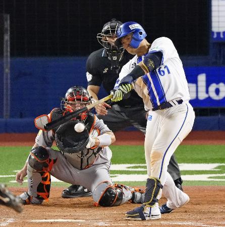 　１１回ＤｅＮＡ２死一、三塁、蝦名が左前にサヨナラ打を放つ。捕手大城卓＝横浜