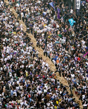 那覇市中心部の国道５８号で行われた沖縄県の伝統行事「那覇大綱挽」＝１２日午後