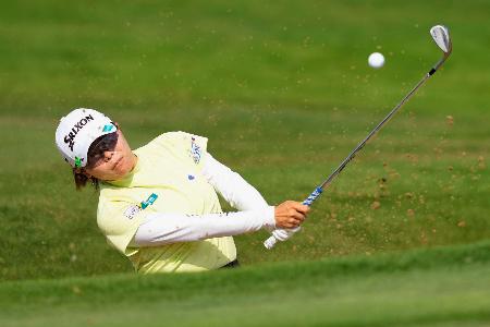 最終ラウンド、13番でバンカーショットを放つ勝みなみ。プレーオフで敗れて2位=旗忠花園GC(共同)