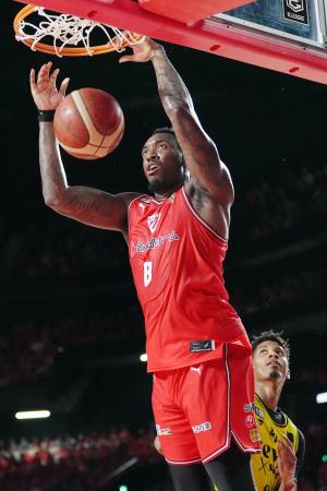 　仙台戦でダンクシュートを決める千葉Ｊのリトル＝ららアリーナ東京ベイ