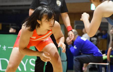 レスリングの全日本女子オープン選手権の57キロ級で優勝した桜井つぐみ=静岡県焼津市