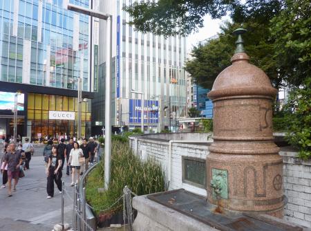 新宿東口広場の馬水槽＝東京都新宿区