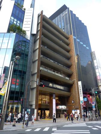 　紀伊国屋書店新宿本店＝東京都新宿区