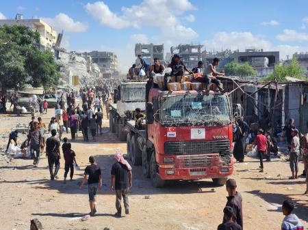 　停戦合意を受け運び込まれる人道支援物資＝１２日、ガザ南部ハンユニス（アナドル提供・ゲッティ＝共同）